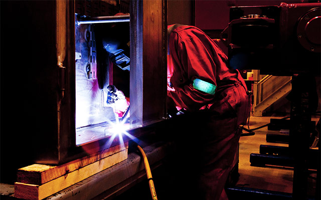 Schweißer bei der Arbeit Schweißer bei der Arbeit